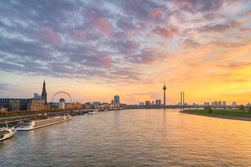 L'horizon de Düsseldorf au coucher du soleil sur Michael Valjak