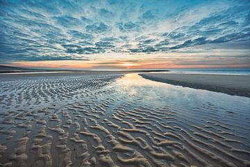 plage avec la mer du Nord au coucher du soleil sur eric van der eijk