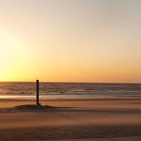 Rustige zonsondergang Noordwijk Nederland van Doris van Meggelen