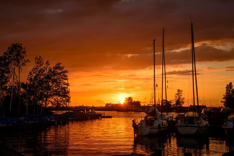 sunset in the harbor of de veenhoop in holland van ChrisWillemsen