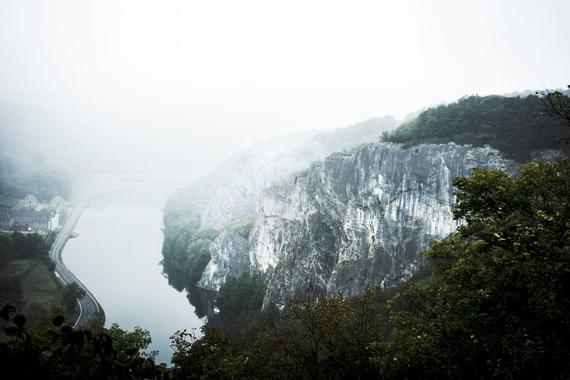 Nebliger Fluss in Berglandschaft mit Felswand von DiJa Photography