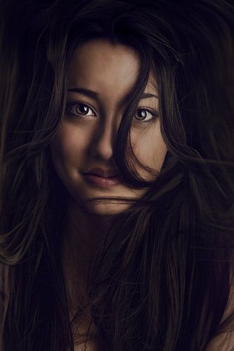 Arabische Dame met Zijdezacht Haar in Fotostudio – Tijdloze Elegantie en Mysterie