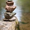 Pierres d'équilibre Méditation Zen au bord d'une rivière Verticale sur Animaflora PicsStock