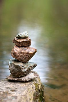 Stenen van evenwicht Meditatie Zen bij een rivier Verticaal van Animaflora PicsStock