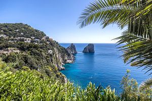 CAPRI Impressionnantes falaises de Faraglioni