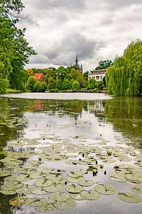 Blick auf den Zwolle-Kanal bei einem aufziehenden Gewitter im Sommer
