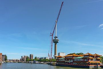 Terex Demag CC3800 hijskraan naast de Euromast. van Jaap van den Berg