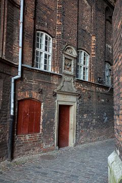 Altes Haus mit roter Tür im Zentrum von Gdansk, Polen