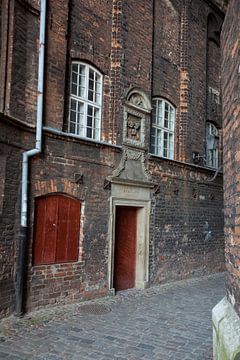 Vieille maison avec porte rouge dans le centre de Gdansk, Pologne