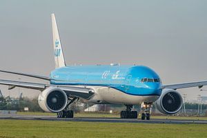 KLM Boeing 777-300 (PH-BVF) fährt auf die Startbahn in Aalsmeer.