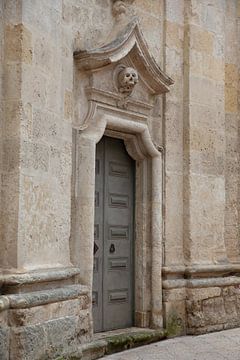 Zijdeur van Chiesa del Purgatorio (kerk met de schedels) in Matera, Italië