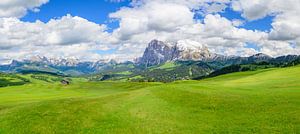 Seiser Alm in den Dolomiten im Frühling