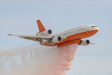 DC-10-Tankflugzeug führt während einer Flugshow die Brandbekämpfung vor. von Jaap van den Berg