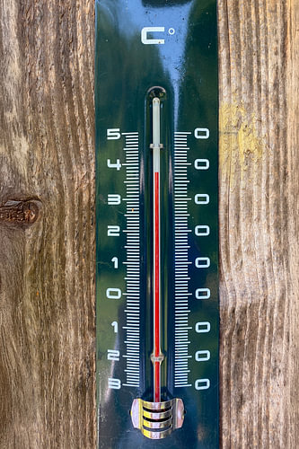 Das Thermometer im Garten zeigt 37 Grad an