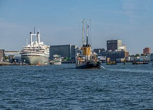Le SS Rotterdam et le Seaship Holland dans le Maashaven sur John Kreukniet