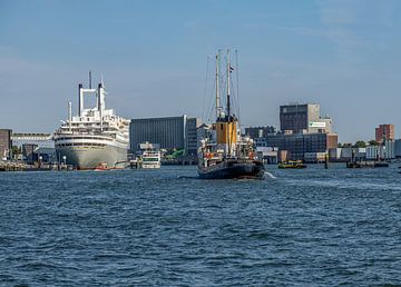De SS Rotterdam en Zeesleper Holland in de Maashaven van John Kreukniet