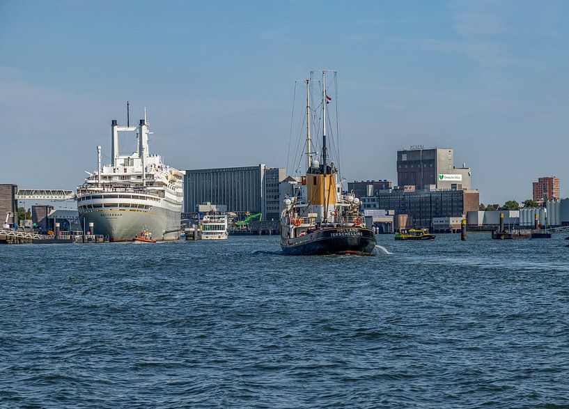 Die SS Rotterdam und der Seeschlepper Holland im Maashaven von John Kreukniet
