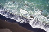 Wellen kräuseln sich auf schwarzem Strand von Maren Müller Photography Miniaturansicht