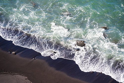 Wellen kräuseln sich auf schwarzem Strand von Maren Müller Photography