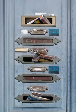 Franse brievenbussen met post in een oude, blauwe deur van Birgitte Bergman