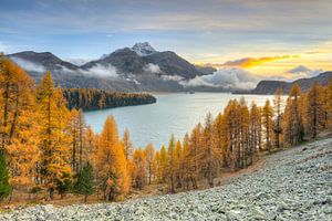 Avond aan het meer van Sils in het Engadin in Zwitserland van Michael Valjak