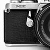 Foto van een oude camera in zwart wit. van Therese Brals