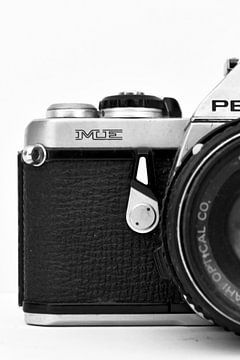 Photo d'un vieil appareil photo en noir et blanc.