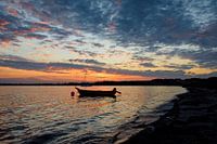 Kleurige zonsondergang boven rustige baai