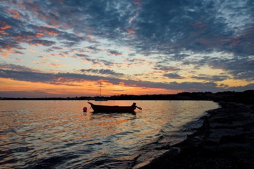 Coucher de soleil coloré sur une baie tranquille