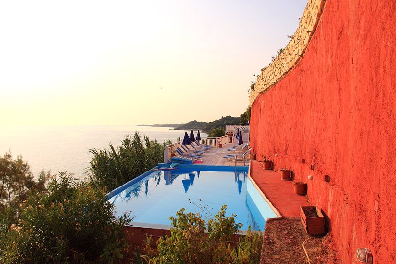 Piscine avec vue sur la mer par Bobsphotography