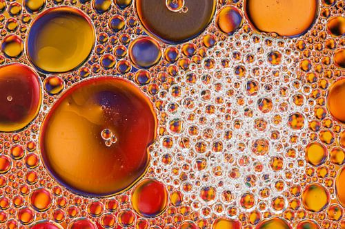 Abstracte macrofoto van oliebelletjes in water