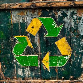 Recycling-Symbol auf Holzplatte – Nachhaltig von Poster Art Shop