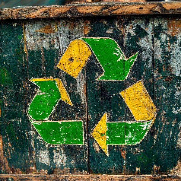 Recycling-Symbol auf Holzplatte – Nachhaltig von Poster Art Shop