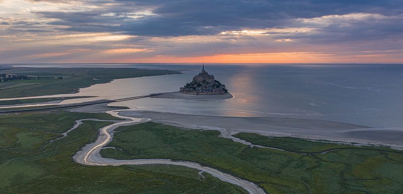 Mont Saint-Michel bij zonsondergang van Easycopters