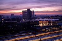 Violetter Schein bei Sonnenaufgang über der Stadt