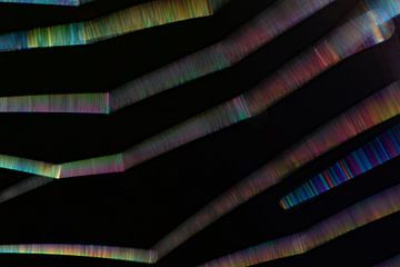 Spinnenweb in een kleurenspektakel 3 van Anne Ponsen