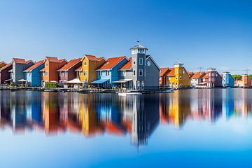 Spiegeling in het water van gekleurde huizen van Bob Janssen