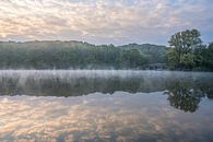 Mistige zonsopkomst aan een meer by John van de Gazelle fotografie thumbnail
