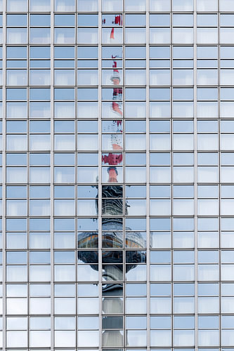 der berliner fernsehturm spiegelt sich in den fenstern eines hochhauses, eines berühmten Wahrzeichen