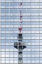 De berlijnse televisietoren wordt weerspiegeld in de ramen van een hoogbouw, een beroemd herkennings van Maren Winter thumbnail