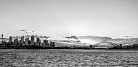 "Sydney skyline" tijdens zonsondergang (zwart-wit) van Kaj Hendriks thumbnail