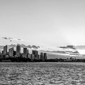 "Sydney skyline" tijdens zonsondergang (zwart-wit) van Kaj Hendriks