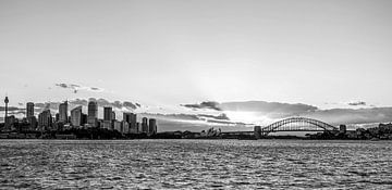 "Sydney skyline" tijdens zonsondergang (zwart-wit) van Kaj Hendriks
