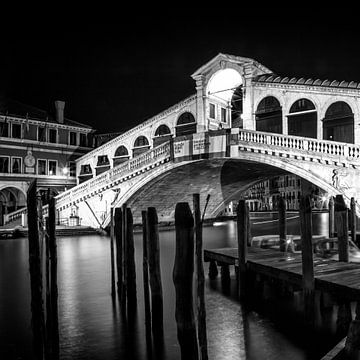 VENEDIG Rialto Brücke bei Nacht | Monochrom  von Melanie Viola