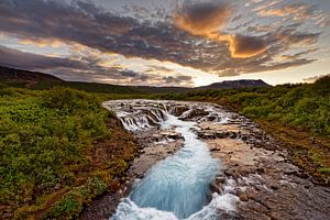 Wasserfall in wilder Landschaft nach Sonnenuntergang