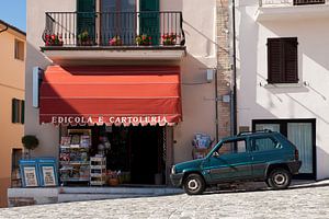 Fiat Panda geparkeerd bij boekwinkel in Italië