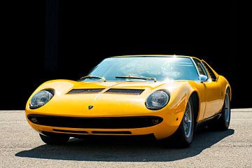 Vue avant de la voiture de sport Lamborghini Miura en jaune vif sur Sjoerd van der Wal Photographie