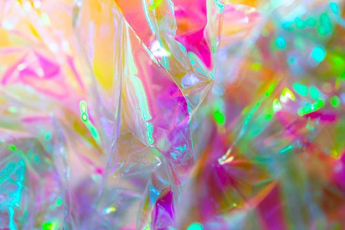 An iridescent layer of light in a dynamic structure