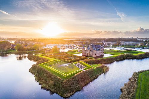 Muiderslot tijdens Zonsondergang (luchtfoto)
