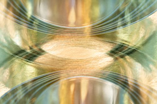 Abstracte kunst met gebogen vormen in glanzend goud